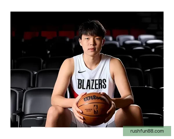 开拓者全家福定格克林根C位杨瀚森紧随昔日老大角落利拉德