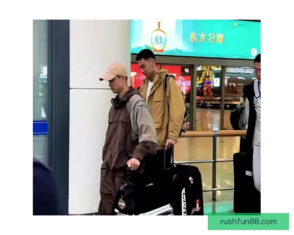 辽宁全队乘最早航班回沈阳 球迷接机莱迪心情不错赵继伟李晓旭低头为中心